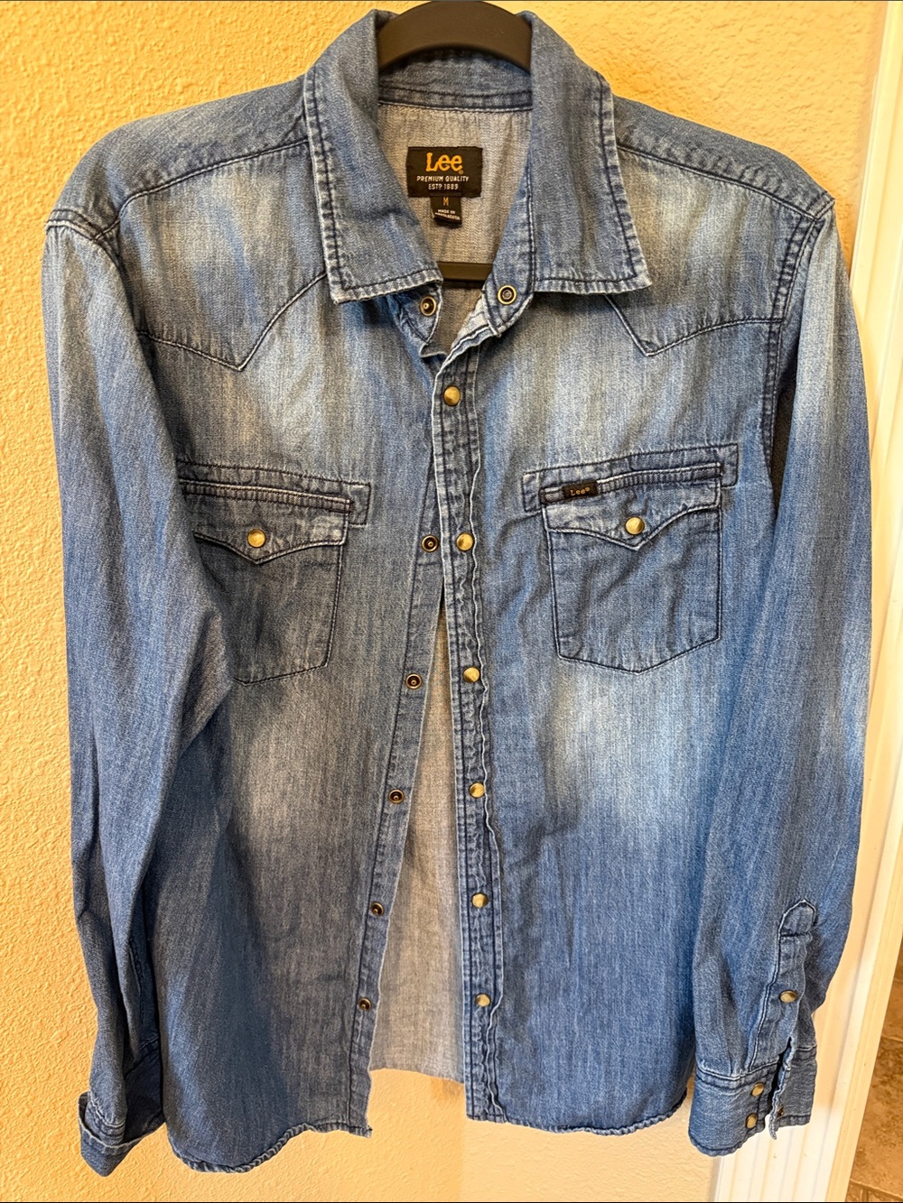 Lee Women’s Faded Blue Denim Button-Front Western Shirt